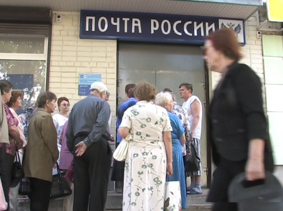 Жители Нового Девяткино стоят в очереди на почту